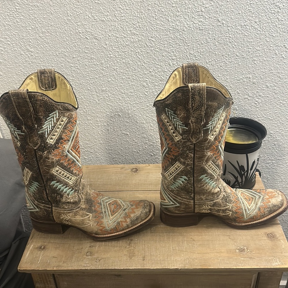 Size 9 women’s corral boots. Square toe - Picture 3 of 9